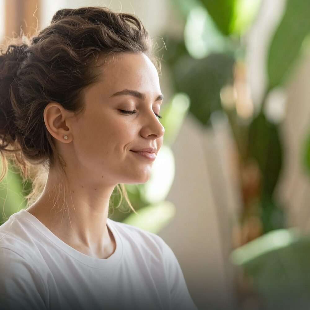 Persona practicando mindfulness en un espacio tranquilo